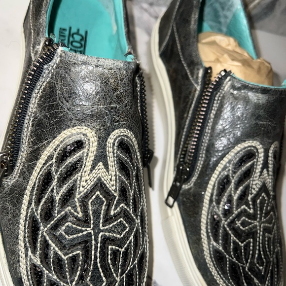 Corral Sneaker Shoes NWT. Sz 7.5 Grey Cross/Wings - Picture 7 of 14